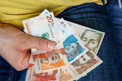 Descubra por qué algunas culturas insisten en colocar el billete en el zapato derecho para recibir prosperidad en el año entrante.