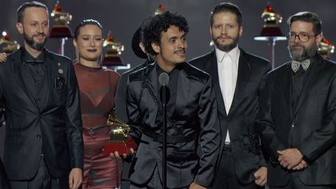 Juancho Valencia junto a los demás integrantes de Puerto Candelaria al recibir el Grammy Latino a mejor álbum cumbia en el año 2019.