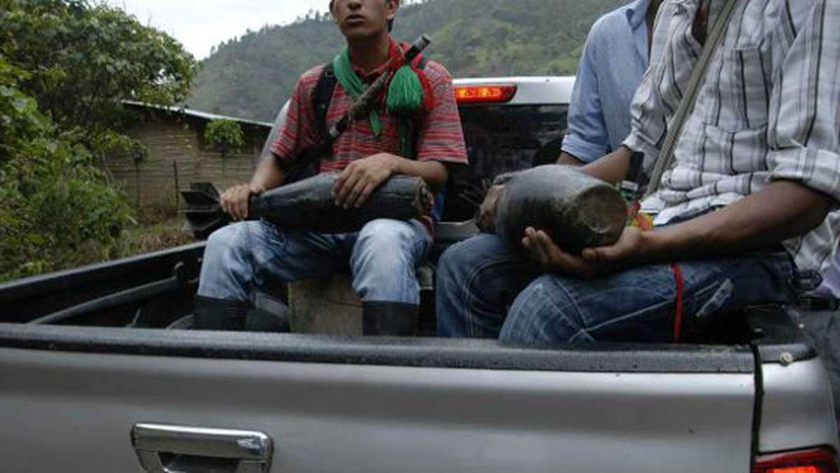 Guardias indígenas sostienen dos cohetes artesanales incautados a la guerrilla. Es este tipo de armamento, de dudosa puntería, el que las FARC lanza contra la estación de Policía de los pueblos del norte del Cauca y que, con frecuencia, cae en blancos civiles.