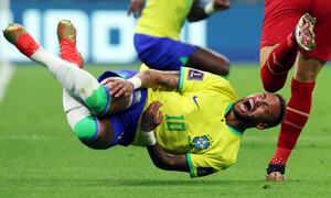 Soccer Football - FIFA World Cup Qatar 2022 - Group G - Brazil v Serbia - Lusail Stadium, Lusail, Qatar - November 24, 2022 Brazil's Neymar reacts after a challenge from Serbia'a Sasa Lukic REUTERS/Amanda Perobelli TPX IMAGES OF THE DAY