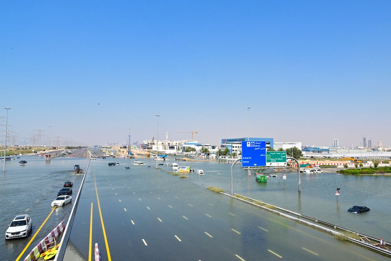 Los vehículos están varados en una carretera inundada de al-Khalil en la zona de al-Barsha en Dubai tras las fuertes lluvias del 18 de abril de 2024. Las gigantescas autopistas de Dubai quedaron obstruidas por las inundaciones y su principal aeropuerto estaba sumido en el caos mientras el centro financiero de Oriente Medio permanecía paralizado. 18 de abril, un día después de las lluvias más intensas registradas.