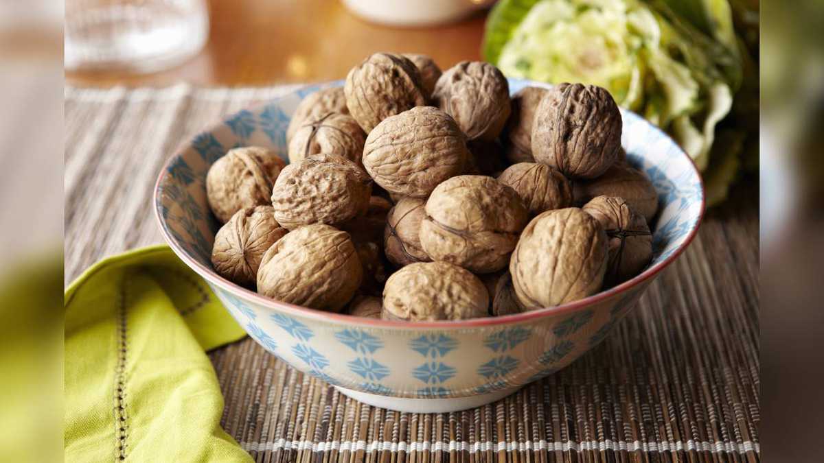 Las nueces son frutos secos que ayudan a reducir el colesterol. Foto: Getty images.