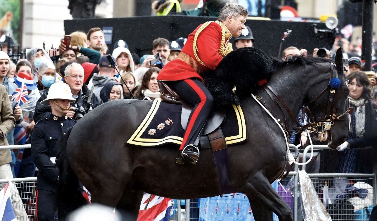 Este es el momento en el que el caballo perdió el control y causó miedo entre los espectadores.