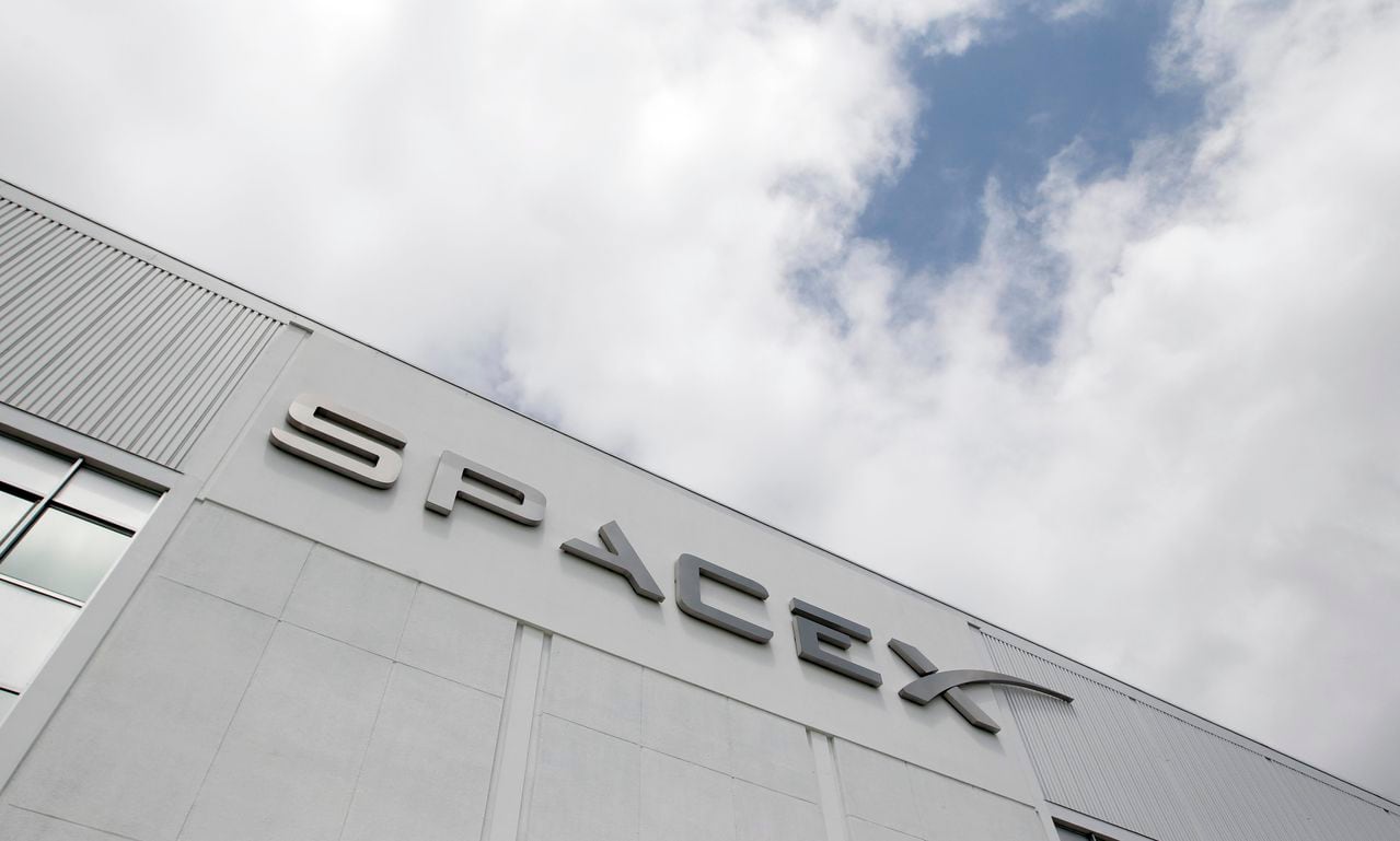 De acuerdo con la denuncia presentada ante una corte administrativa dentro del departamento, SpaceX aseguró indebidamente que la ley federal de control a las exportaciones le prohibía contratar a personas que no fueran ciudadanos estadounidenses o residentes permanentes.