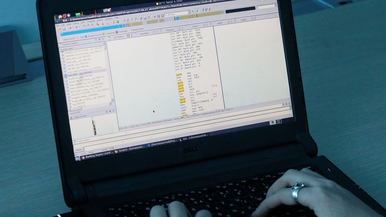 Una vista muestra la pantalla de una computadora portátil que muestra parte de un código, que es el componente del virus informático de malware. REUTERS / Valentyn Ogirenko - RC14492E3100