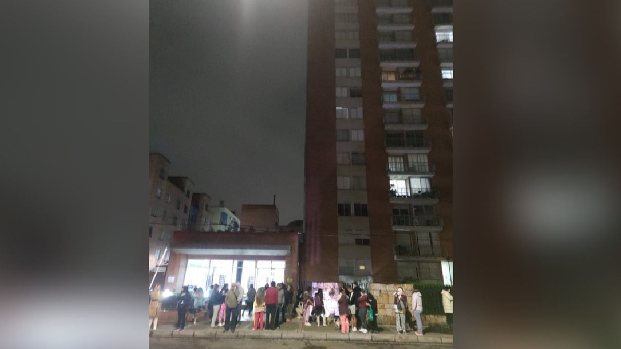 Varios edificios en zonas residenciales de Bogotá, la capital del país, aplicaron sus planes de evacuación frente a la emergencia.