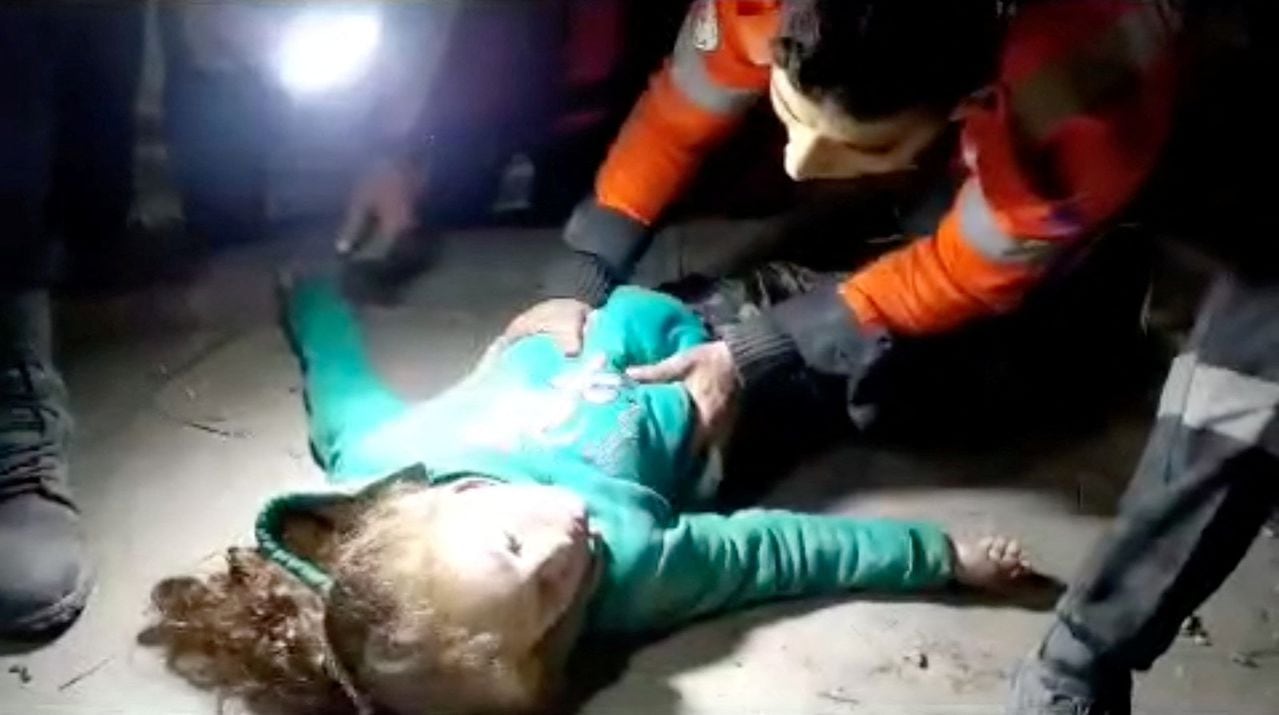 Guerra en Gaza: se revelan las impactantes imágenes del rescate de una niña  bajo escombros