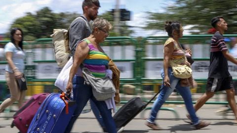 Si se reabren las fronteras en el primer trimestre de 2021 y si Nicolás Maduro continúa en el poder en Venezuela, el número de migrantes y refugiados venezolanos podría ascender a 7 millones de personas, advirtió la Organización de Estados Américanos (OEA), en su más reciente informe, a cierre del 2020.