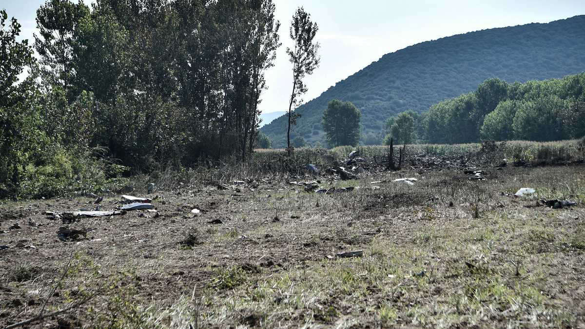 Esta fotografía tomada el 17 de julio de 2022 muestra escombros en el lugar del accidente de un avión de carga Antonov An-12 a pocos kilómetros de la ciudad de Kavala en Grecia. - Un avión de carga Antonov An-12 se estrelló cerca de Paleochori Kavalas en el norte de Grecia, dijo el cuerpo de bomberos. Testigos oculares dijeron que el avión estaba en llamas y que habían escuchado explosiones, informó la Agencia de Noticias de Atenas. (Foto por Sakis MITROLIDIS / AFP)