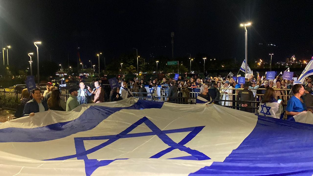 Personas muestran su apoyo a Israel.