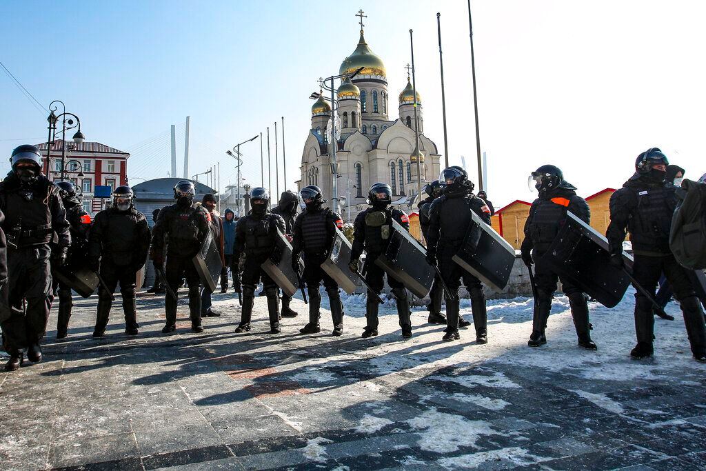 Policías cortando el acceso a la plaza central de Vladivostok, Rusia, el domingo 31 de enero de 2021.