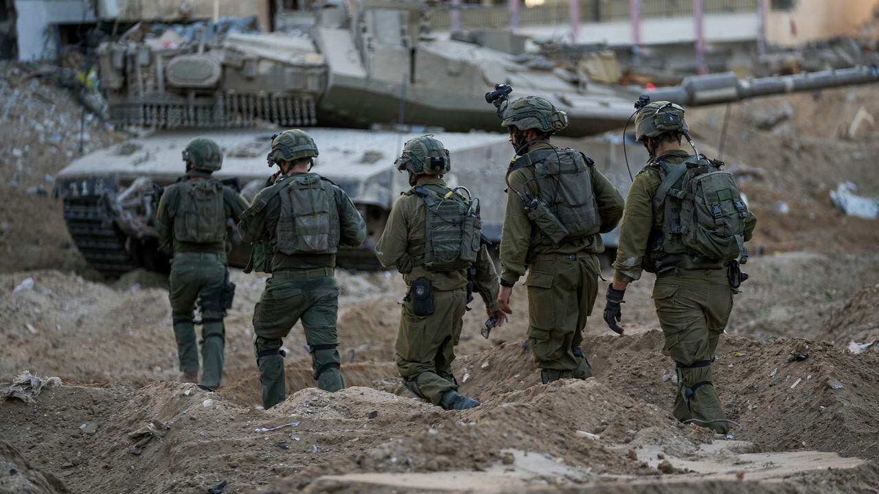 Se ven soldados israelíes durante una operación terrestre en la Franja de Gaza, el miércoles 8 de noviembre de 2023.