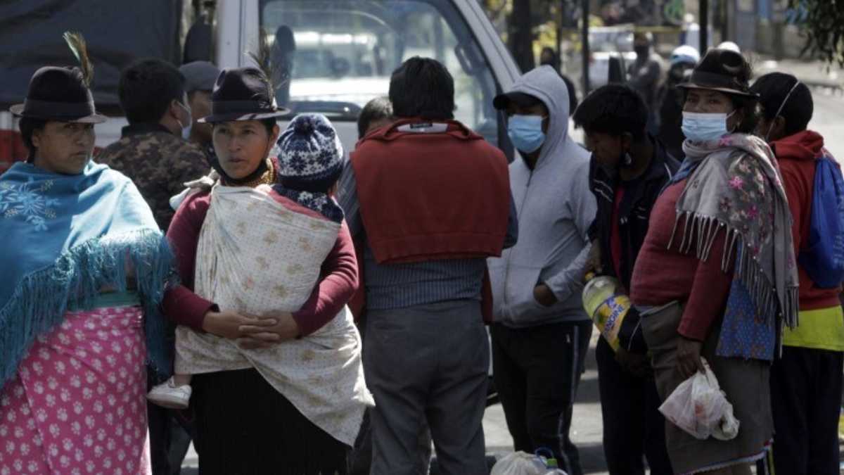 Familias de indígenas en Ecuador bloquean las vías de la ciudad de Quito