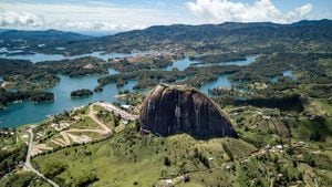 Hermosa toma de El Peñol de Guatape en Colombia