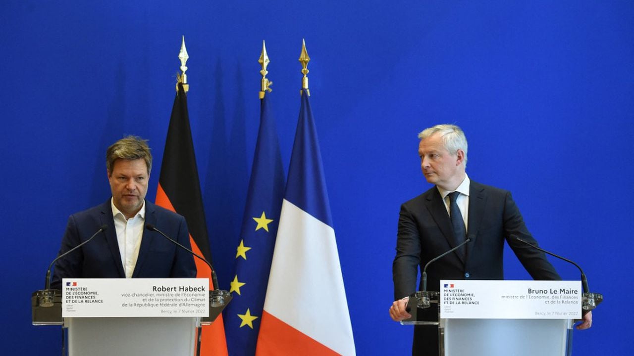 El ministro de Economía y Finanzas de Francia, Bruno Le Maire (derecha), y el ministro de Economía y Clima de Alemania, Robert Habeck (izquierda), asisten a una conferencia de prensa después de su reunión en el Ministerio de Economía en París el 7 de febrero de 2022.
Eric PIERMONT / AFP