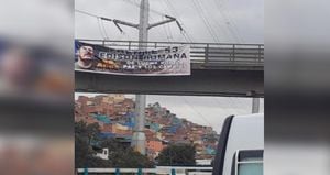 Las pancartas aparecieron colgadas en dos puentes del sur de Bogotá. Las autoridades ya las retiraron.