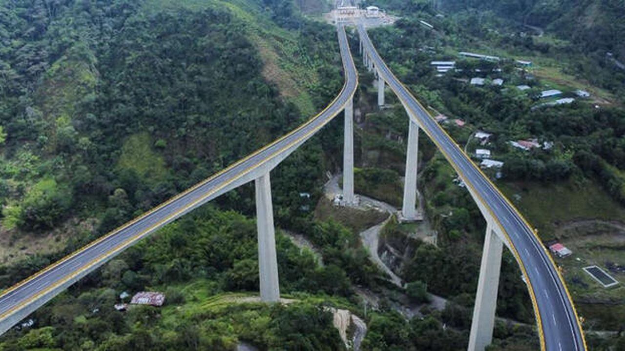 El viaducto Álvaro Mutis Jaramillo, tiene una longitud de 856 metros y es uno de los más modernos del país.