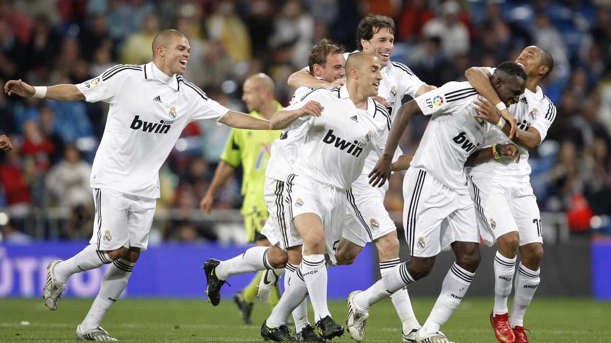 MADRID, SPAIN - MAY 18: Wesley Sneijder (2nd L) of Real Madrid celebrates his goal with his teammates Robinho (R), Mahamadou Diarra (2nd R) Ruud van Nistelrooy (3rd R), Fabio Cannavaro (4rd R) and Pepe (L) during the La Liga match between Real Madrid and Levante at the Santiago Bernabeu Stadium on May 18, 2008 in Madrid, Spain. (Photo by Getty Images/Jasper Juinen)