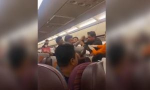 El pasajero inicialmente se había mostrado caprichoso ante la solicitud de la azafata, por lo que otros usuarios del vuelo decidieron reprenderlo violentamente.