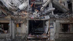 Los palestinos inspeccionan el lugar de un ataque israelí contra una casa, en medio del conflicto en curso entre Israel y el grupo islamista palestino Hamas, en Rafah, en el sur de la Franja de Gaza, el 27 de febrero de 2024.