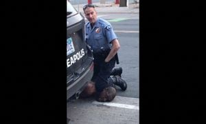(FILES) This still image taken from a May 25, 2020, video courtesy of Darnella Frazier via Facebook, shows Minneapolis, Minnesota, police officer Derek Chauvin arresting George Floyd. - The Pulitzer Prize Board awarded a "special citation" on June 11, 2021, to Darnella Frazer, whose video of the murder of George Floyd by a police officer, sparked worldwide protests against racial injustice. Frazer was honored at a ceremony announcing the 2021 prestigious journalism awards for her "courageous" reporting of Floyd's May 2020 murder. (Photo by Darnella Frazier / Facebook/Darnella Frazier / AFP) / RESTRICTED TO EDITORIAL USE - MANDATORY CREDIT "AFP PHOTO / Facebook / Darnella Frazier" - NO MARKETING - NO ADVERTISING CAMPAIGNS - DISTRIBUTED AS A SERVICE TO CLIENTS