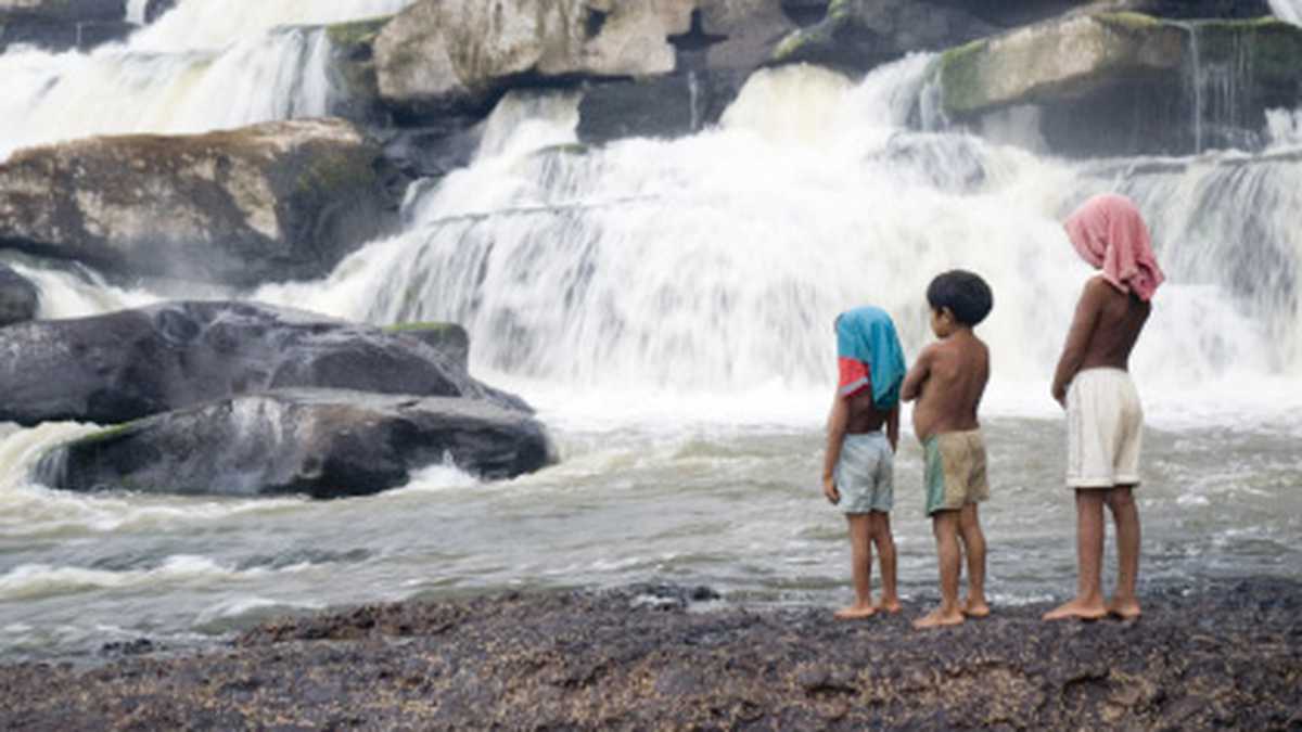 En la película, con pantaloneta en lugar de guayuco, tres niños de la misma comunidad observan el paraje.  