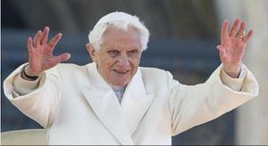 Joseph Ratzinger, de 93 años, dice ser víctima de una "deformación malintencionada de la realidad" en este libro llamado "Benedicto XVI - Una vida" y que incluye varias entrevistas.
