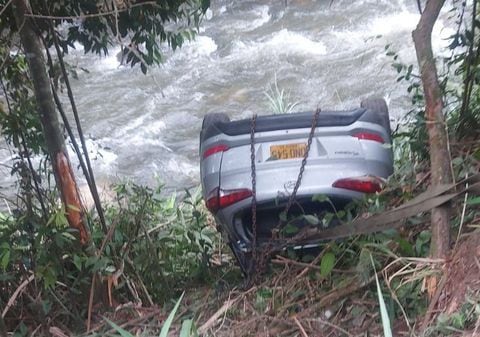 Camioneta cayó a la orilla del río Pance.