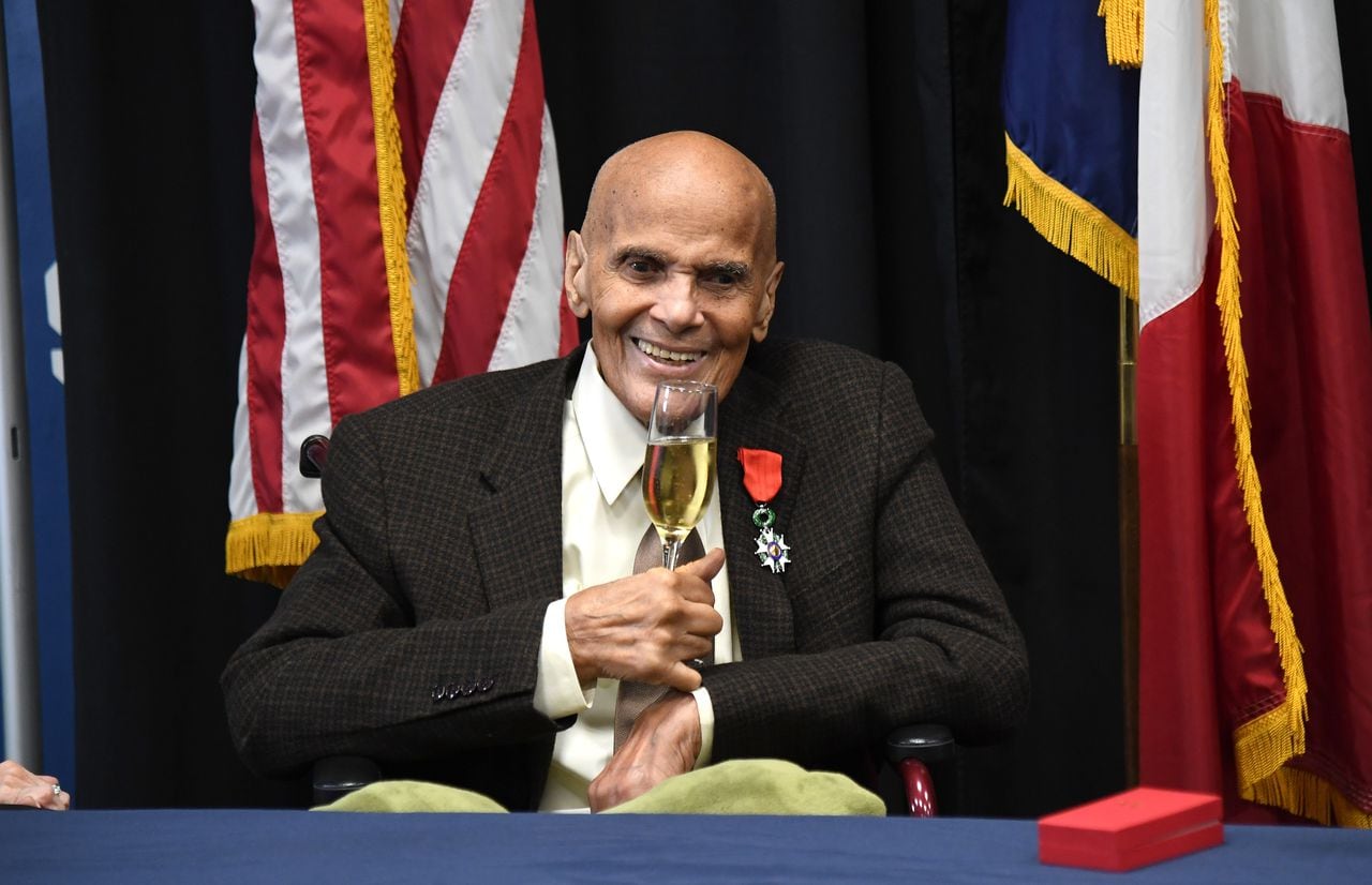Harry Belafonte recibe la Orden Nacional de la Legión de Honor, el más alto galardón otorgado por el gobierno francés, de manos del Embajador de Francia en los Estados Unidos, Phillipe Etienne, en una Residencia Privada el diciembre 16, 2021 en la ciudad de Nueva York