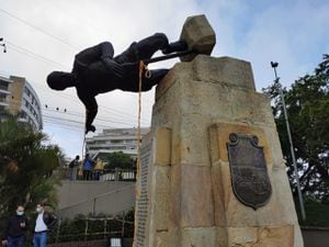 Derriban estatua de Sebastián de Belálcazar en Cali