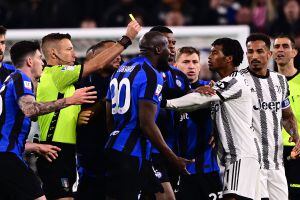 Inter Milan�s forward Romelu Lukaku (c) argues with Juventus� midfielder Juan Cuadrado from Colombia during the Italian Cup semi-final first leg football match between Juventus and Inter Milan on April 4 2023 at the "Allianz Stadium" in Turin. (Photo by Marco BERTORELLO / AFP)