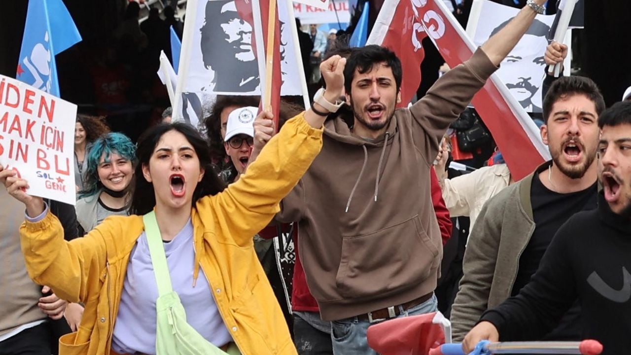 Ciudadanos en la ciudad de Ankara, Turquía, salieron a las calles a protestar en el primero de mayo