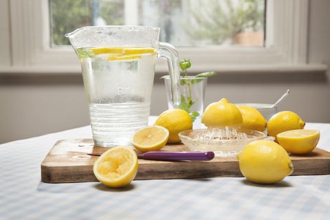 ¿Cómo se prepara el agua de limón para bajar de peso?