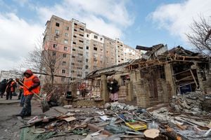 Gente retira los escombros cerca de un edificio dañado por los bombardeos durante el conflicto entre Ucrania y Rusia en la ciudad controlada por los separatistas de Makeyevka (Makiivka) en las afueras de Donetsk, Ucrania, el 16 de marzo de 2022. Foto REUTERS/Alexander Ermochenko
