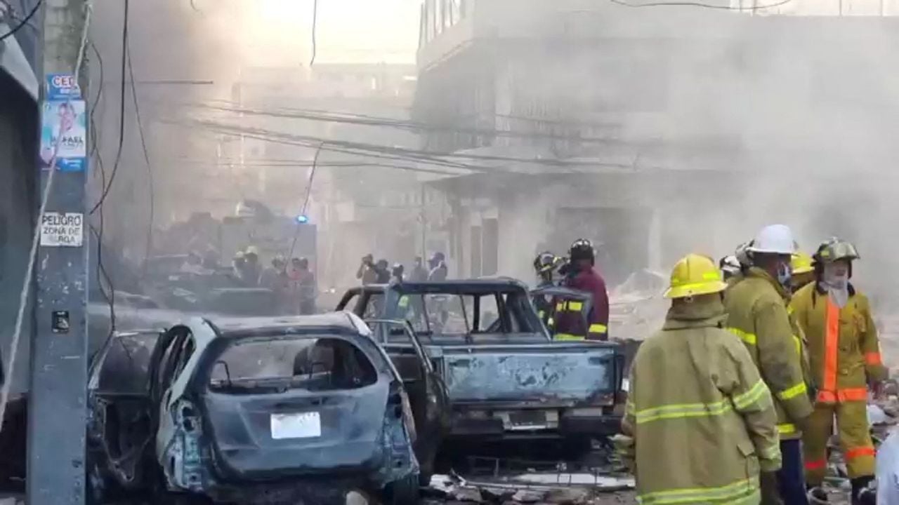 Personal de servicios de emergencia en el lugar de una explosión en un edificio, en San Cristóbal, República Dominicana, el 14 de agosto de 2023 en esta captura de pantalla obtenida de un video de las redes sociales.