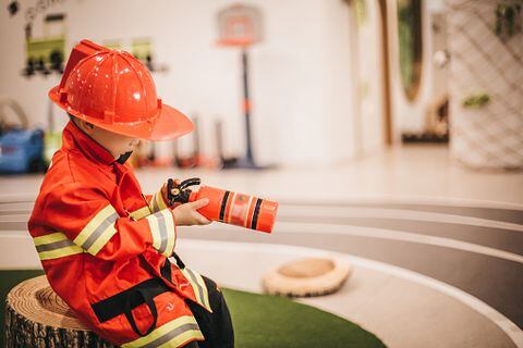 Hacer un disfraz de bombero para su pequeño no tiene por qué ser complicado.