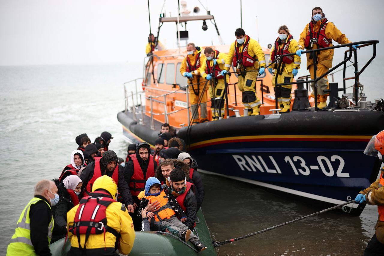 Migrantes rescatados llegan a las costas de Gran Bretaña.