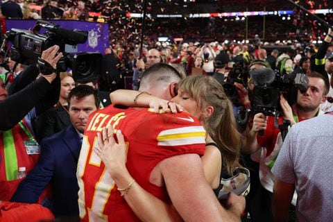 Travis Kelce de los Kansas City Chiefs abraza a Taylor Swift después de derrotar a los San Francisco durante el Super Bowl LVIII en el Allegiant Stadium.