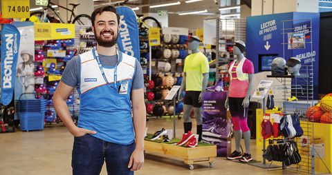 Nicolás Ramón, director de la tienda de Decathlon de Plaza Claro, cuenta que hay una explosión en la venta de accesorios para deportes acuáticos.