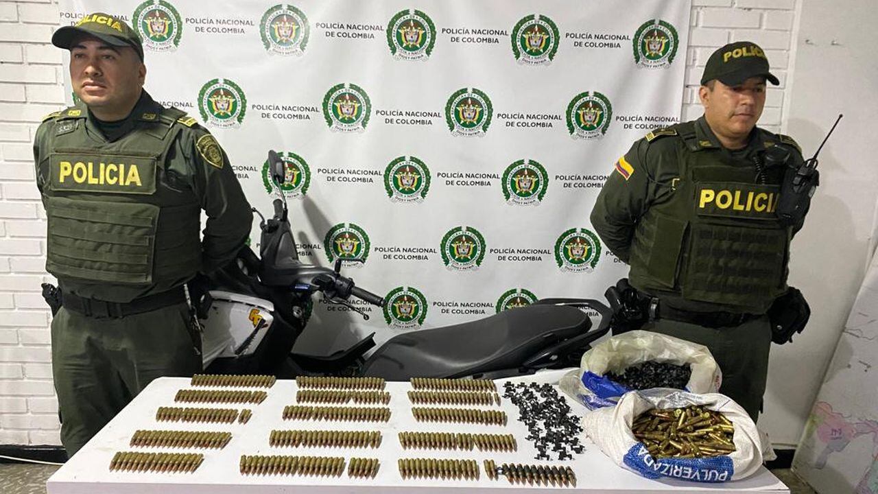 Autoridades en Cali hallaron munición para ametralladora camuflada en una motocicleta.