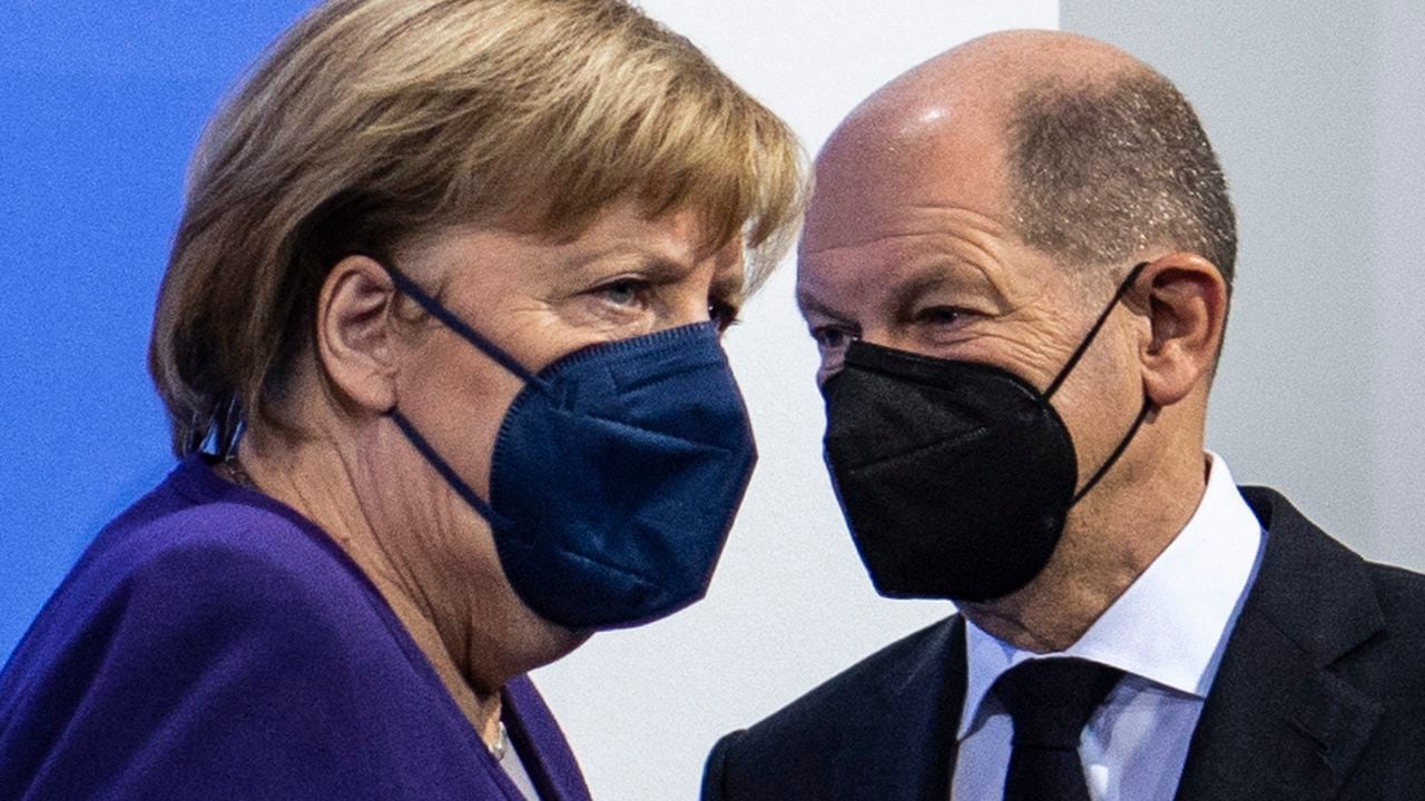 (ARCHIVOS) En esta foto de archivo tomada el 2 de diciembre de 2021, la canciller alemana Angela Merkel (izq.) Y su sucesor designado Olaf Scholz llegan para una conferencia de prensa luego de una reunión con los jefes de gobierno de los estados federales de Alemania en la Cancillería en Berlín en diciembre. 2 de febrero de 2021 sobre las medidas que se tomarán para frenar la pandemia del coronavirus (Covid-19). - Dos meses después de que el SPD venciera a la coalición conservadora CDU-CSU de Angela Merkel en unas elecciones generales, sus negociadores dieron los toques finales al acuerdo con los socialdemócratas (SPD), los verdes y los liberales demócratas libres (FDP) que instalará las finanzas salientes. Ministro Olaf Scholz (SPD), 63, como canciller. (Foto de John MACDOUGALL / POOL / AFP) / PARA IR CON PAQUETE AFP