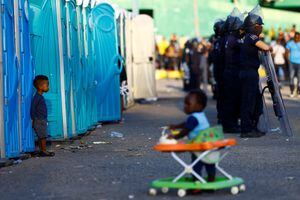 Niños migrantes esperan recibir ayuda del gobierno mexicano para obtener visas humanitarias para transitar territorio mexicano, en Tapachula, México, 29 de noviembre de 2021. Foto REUTERS / Jose Luis Gonzalez