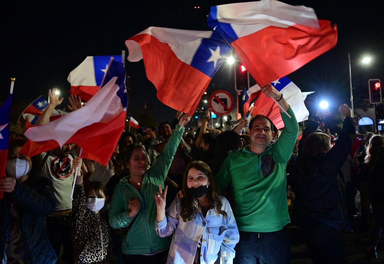 El presidente Gabriel Boric recibió el resultado con humildad. Los chilenos están de fiesta en las calles.