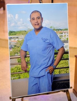 Una foto del cirujano colombiano Edwin Arrieta Arteaga, asesinado por el español Daniel Sancho la semana pasada en Tailandia, se muestra durante una ceremonia en una iglesia en el municipio de Montería, departamento de Córdoba, Colombia, el 10 de agosto de 2023.