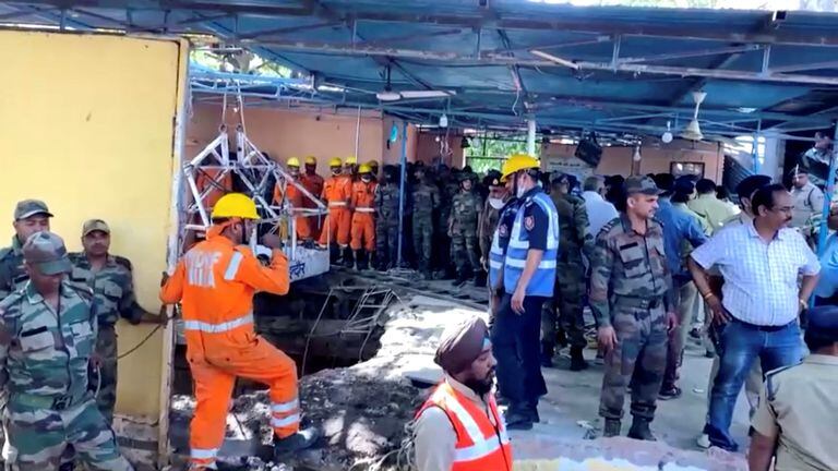 Los rescatistas realizan una operación en un sitio de derrumbe de techo mortal en Indore, India