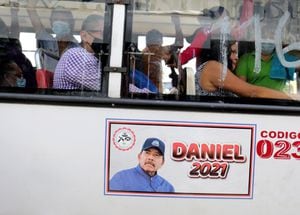 Un cartel que promociona al presidente de Nicaragua Daniel Ortega como candidato presidencial se exhibe en un autobús público antes de las elecciones presidenciales del país en noviembre, en Managua, Nicaragua, el 14 de octubre de 2021. REUTERS / Maynor Valenzuela