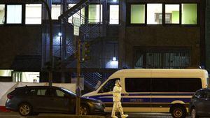 Un técnico forense camina en la escena luego de un tiroteo mortal, en Hamburgo, Alemania.
