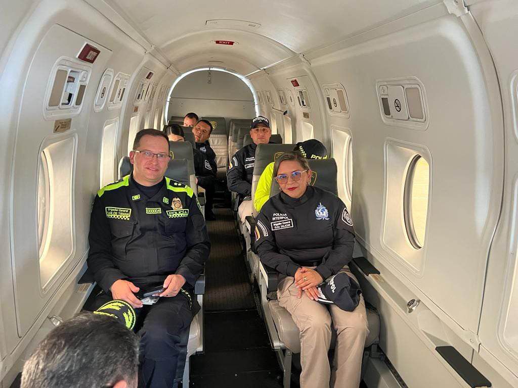El comandante de la Policía Metropolitana de Bogotá, general Carlos Fernando Triana, en compañía de uniformados de la Interpol, al bordo del avión que los llevó a Panamá.