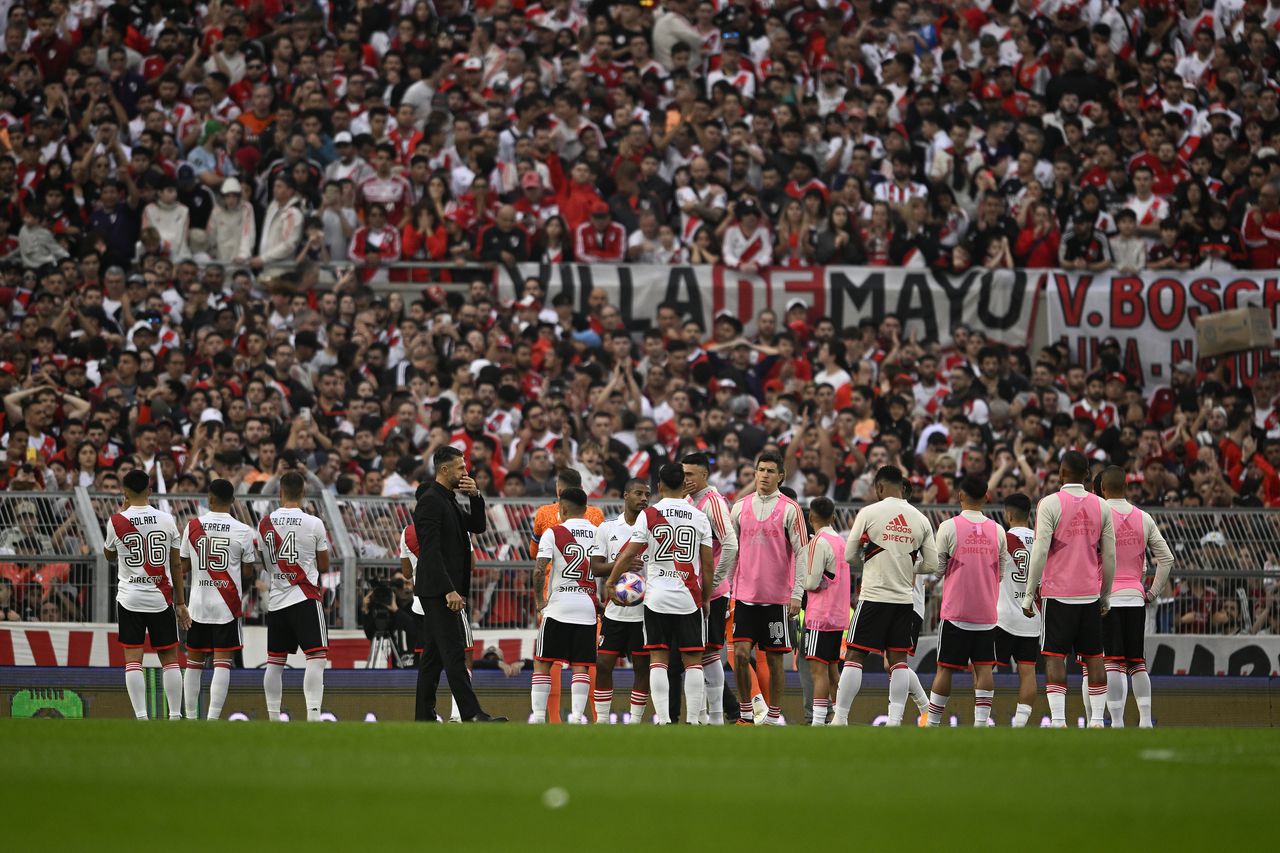 Jugadores de River Plate agrupados tras conocer el fallecimiento de su hincha.