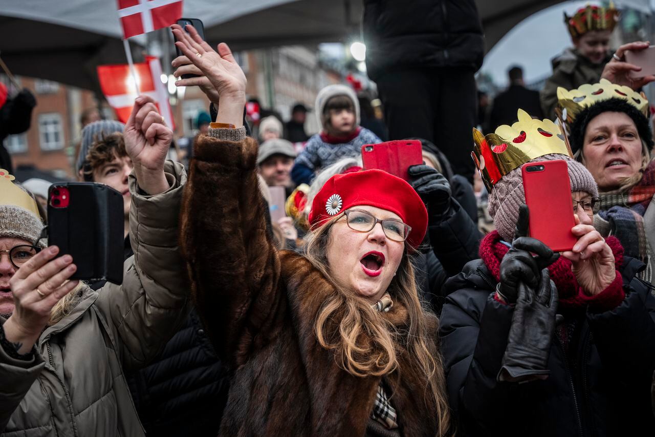 La gente se reúne para celebrar en la Plaza del Palacio de Christiansborg en Copenhague, Dinamarca, el domingo 14 de enero de 2024.